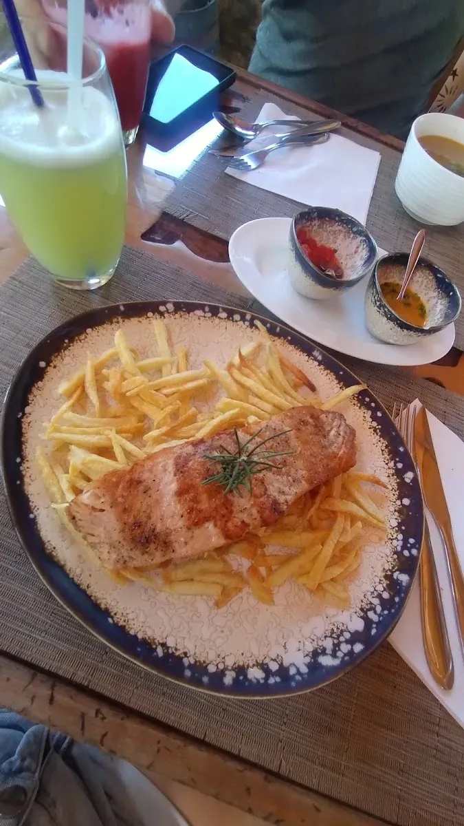 Salmón a la plancha sobre papas fritas caseras