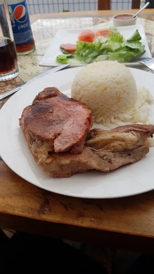 Costillar de cerdo con arroz y ensalada servido en Restaurant La Gaviota