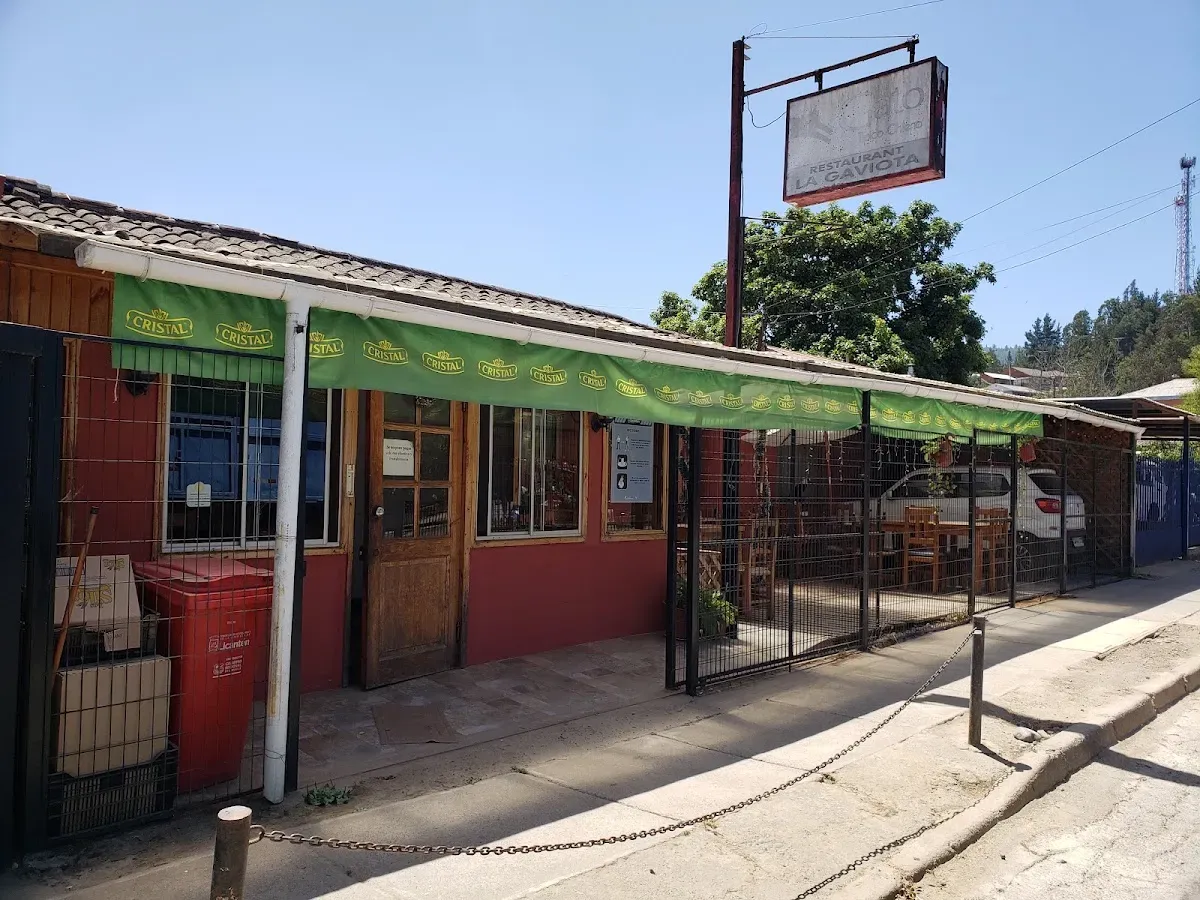 Fachada roja de Restaurant La Gaviota con toldo verde en Orsodeli 364, Licantén