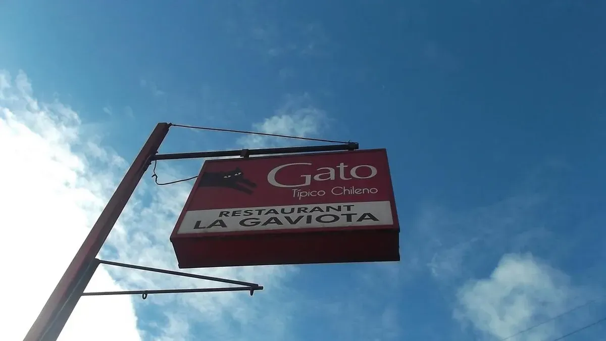 Letrero de Restaurant La Gaviota: «Gato Típico Chileno» sobre el cielo