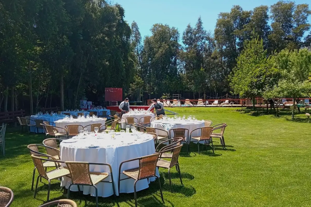Banquete al aire libre con mesas largas y servicio en La Guatatrucha