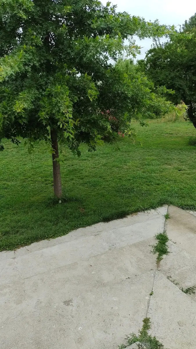 Camino de jardín con pasto y árboles en La Guatatrucha, Molina