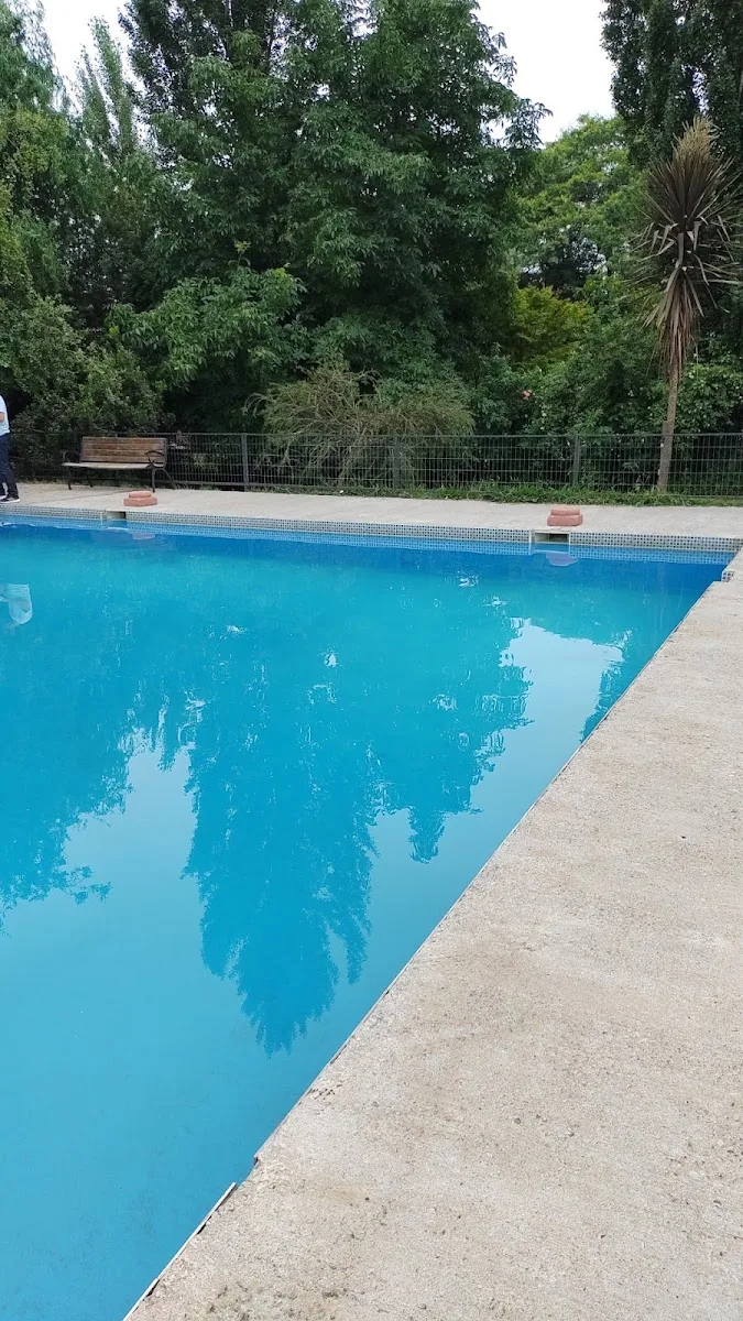 Piscina de La Guatatrucha con terraza y toldo de sombra