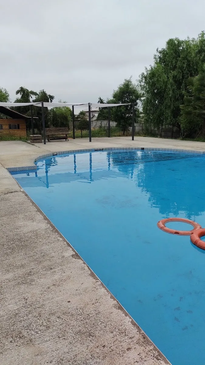 Piscina con quincho de fondo en La Guatatrucha, Molina