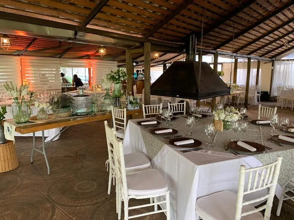 Salón de eventos montado con mesas de banquete en La Guatatrucha