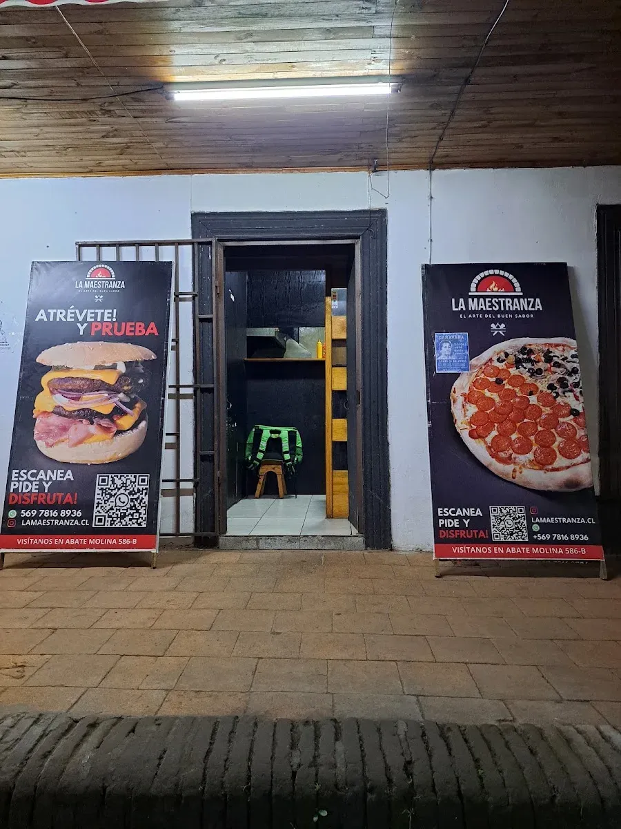 Fachada de La Maestranza con sus dos pendones en Av. Abate Molina, Villa Alegre