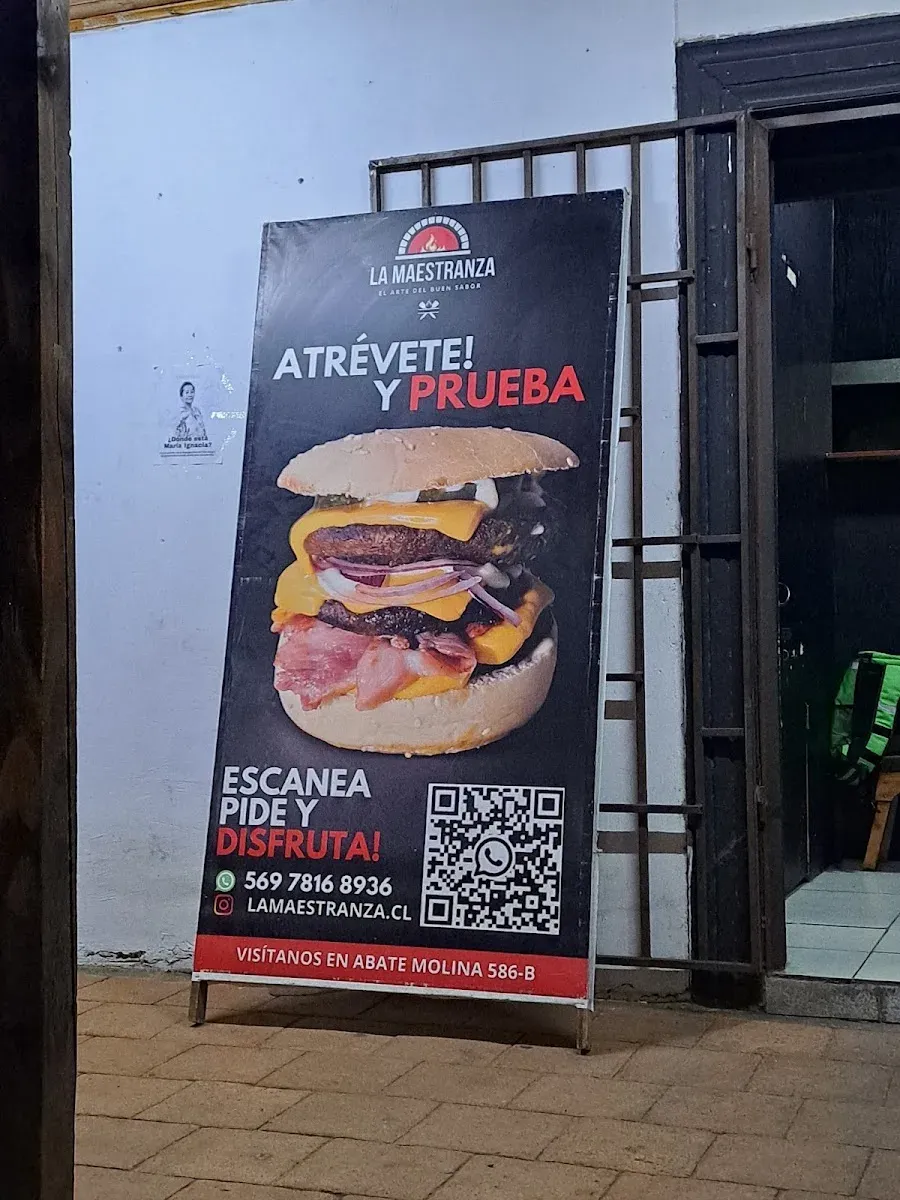 Pendón del local con hamburguesa apilada