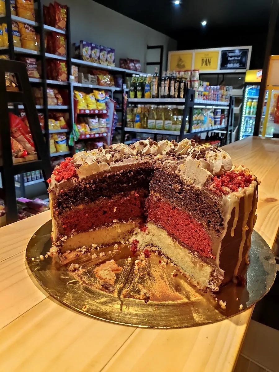 Red velvet al corte — pastelería La Orquídea, Talca