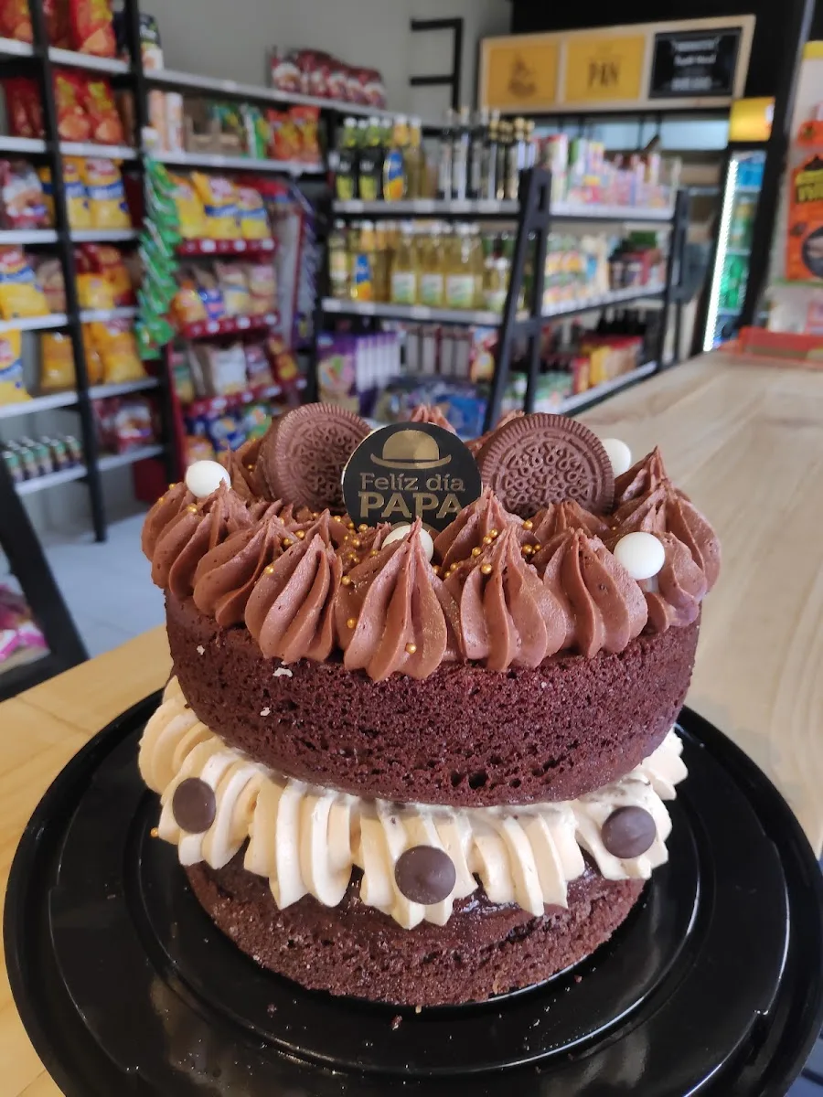 Drip de chocolate — pastelería La Orquídea, Talca