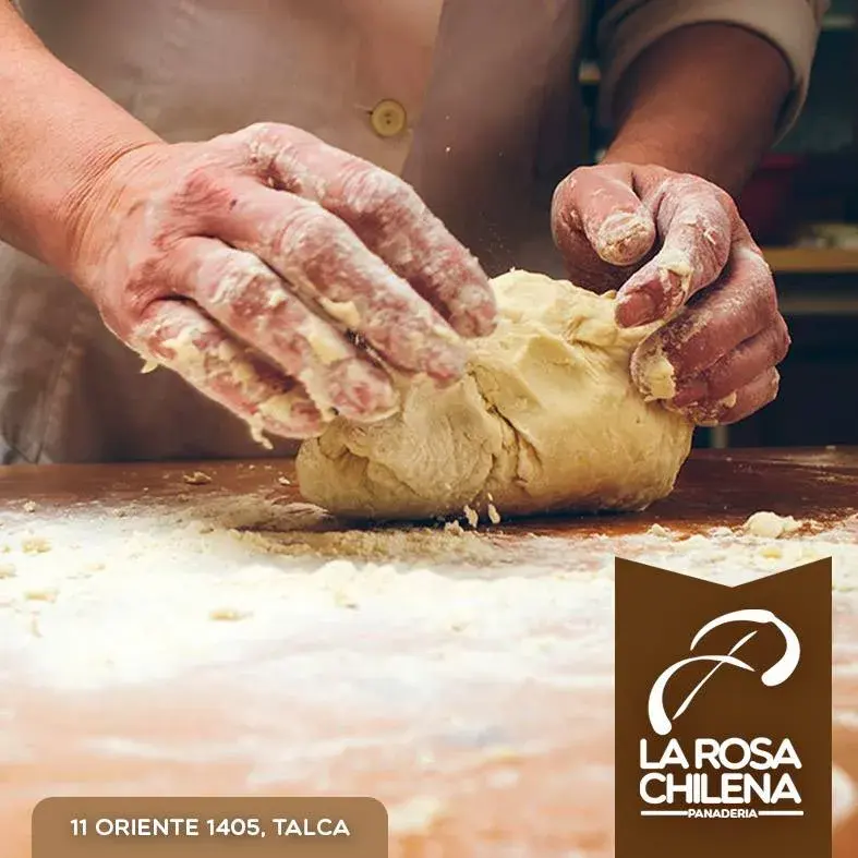 Manos amasando la masa de la marraqueta en La Rosa Chilena, Talca