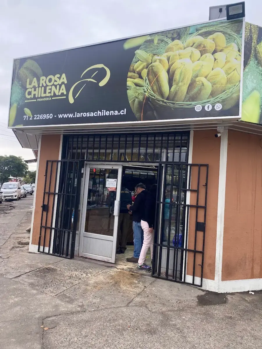 Fachada de La Rosa Chilena con su toldo verde, en Once Oriente, Talca