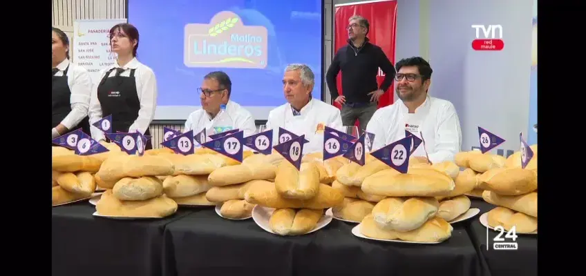 El equipo de La Rosa Chilena recibiendo el premio al mejor pan francés del Maule 2023