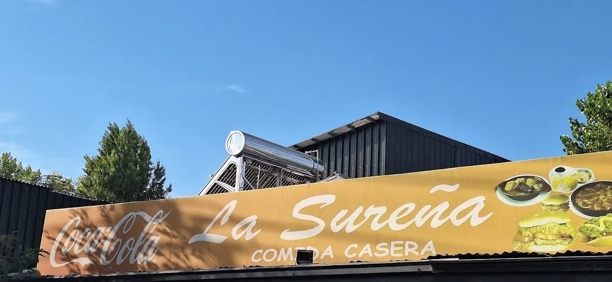 Letrero tallado en madera de La Sureña: comida casera