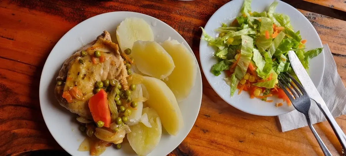 Plato casero del día con ensalada