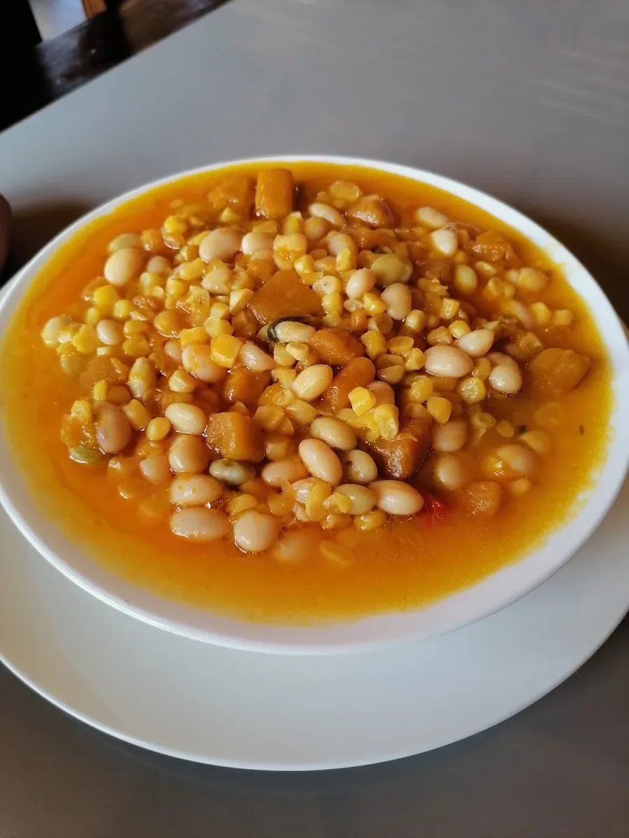 Porotos con rienda servidos en plato de greda