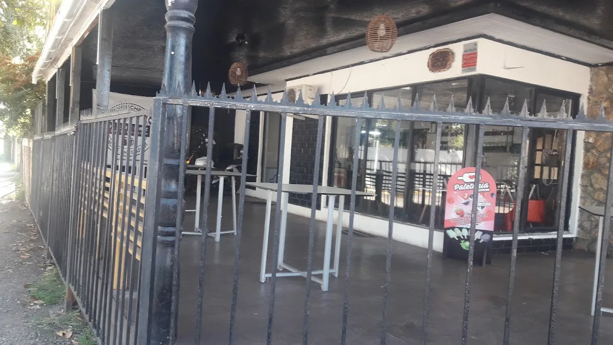 Entrada de La Terraza Restobar en Av. Diego Portales