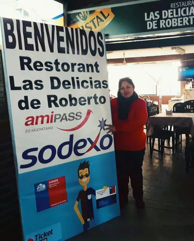 Letrero de bienvenida de Las Delicias de Roberto con los logos de los vales que reciben