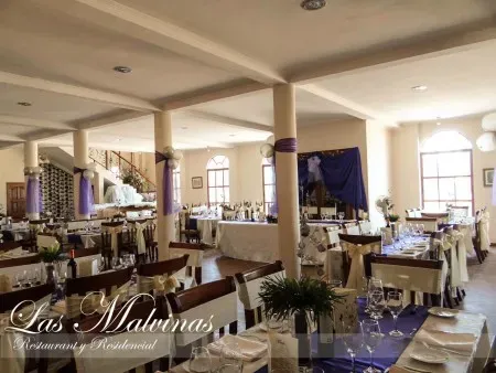 Salón de banquetes de Las Malvinas con mesas imperiales y caminos de mesa índigo