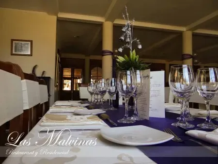 Mesa imperial montada con mantel crema y camino índigo en Las Malvinas