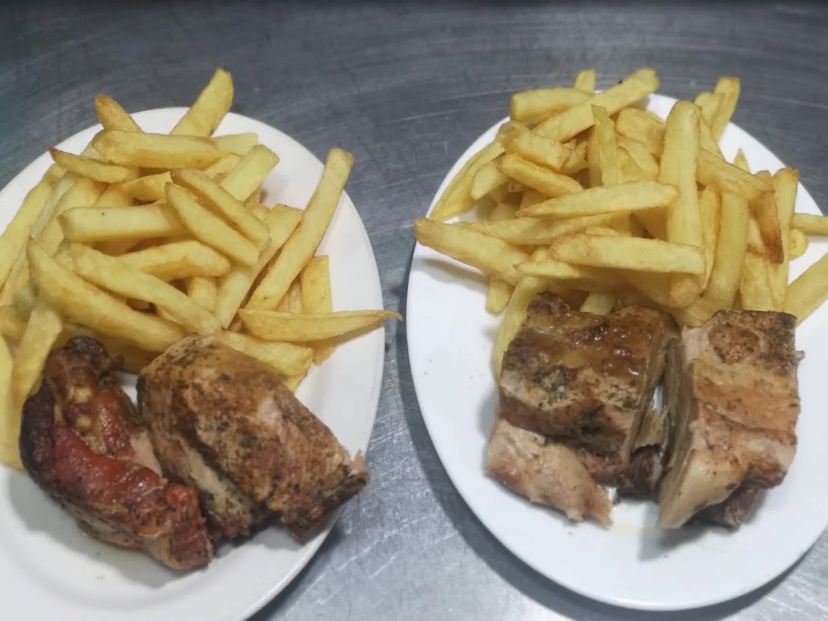 Costillar con papas fritas servido en el comedor