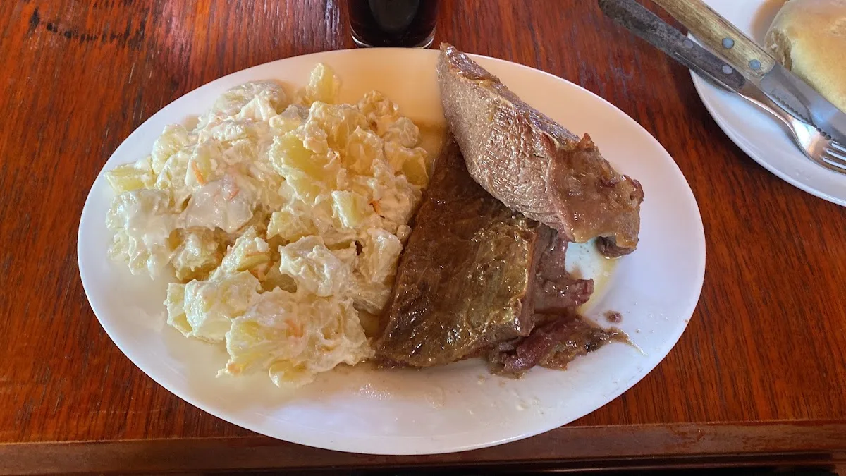 Plateada con papas cocidas y ensalada