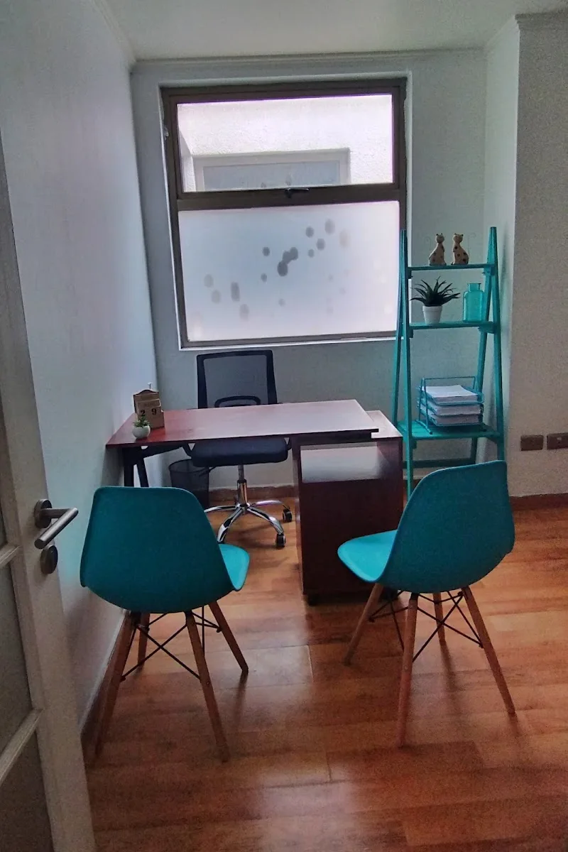 Consulta con sillas teal y escritorio en Lavado de oídos Talca