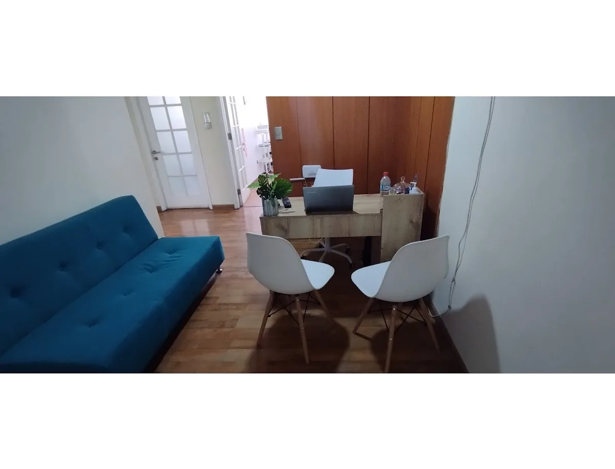 Sala de espera con sillón azul en Lavado de oídos Talca