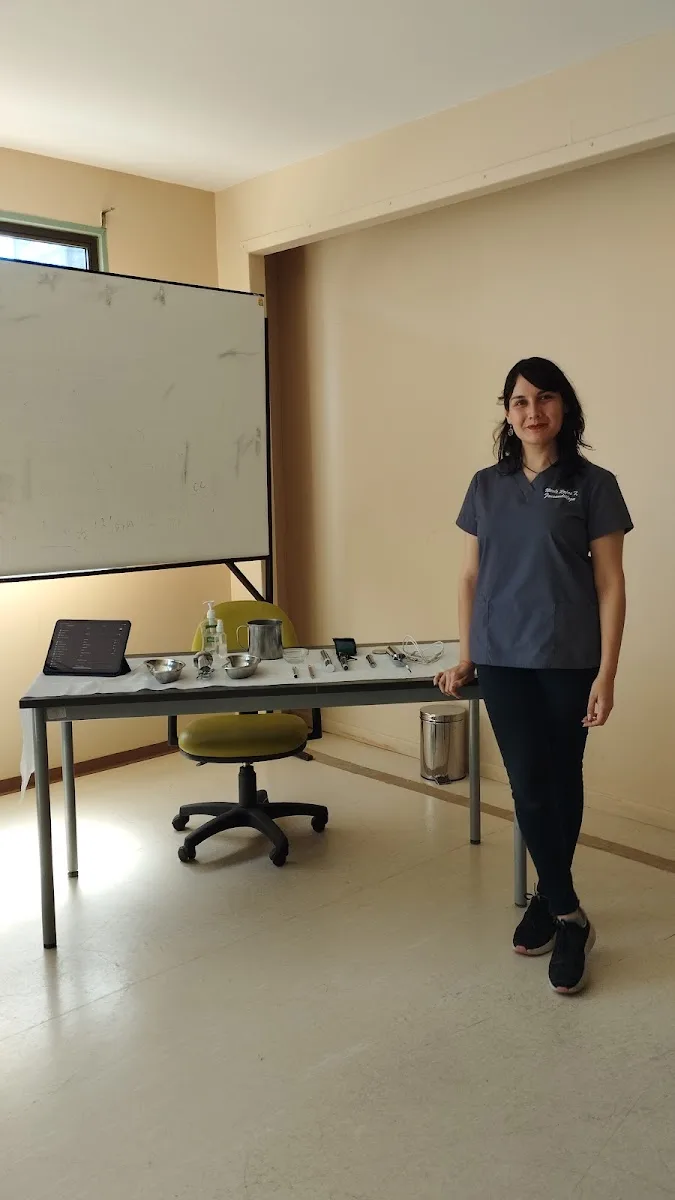 Nicole, fonoaudióloga en su consulta de Talca