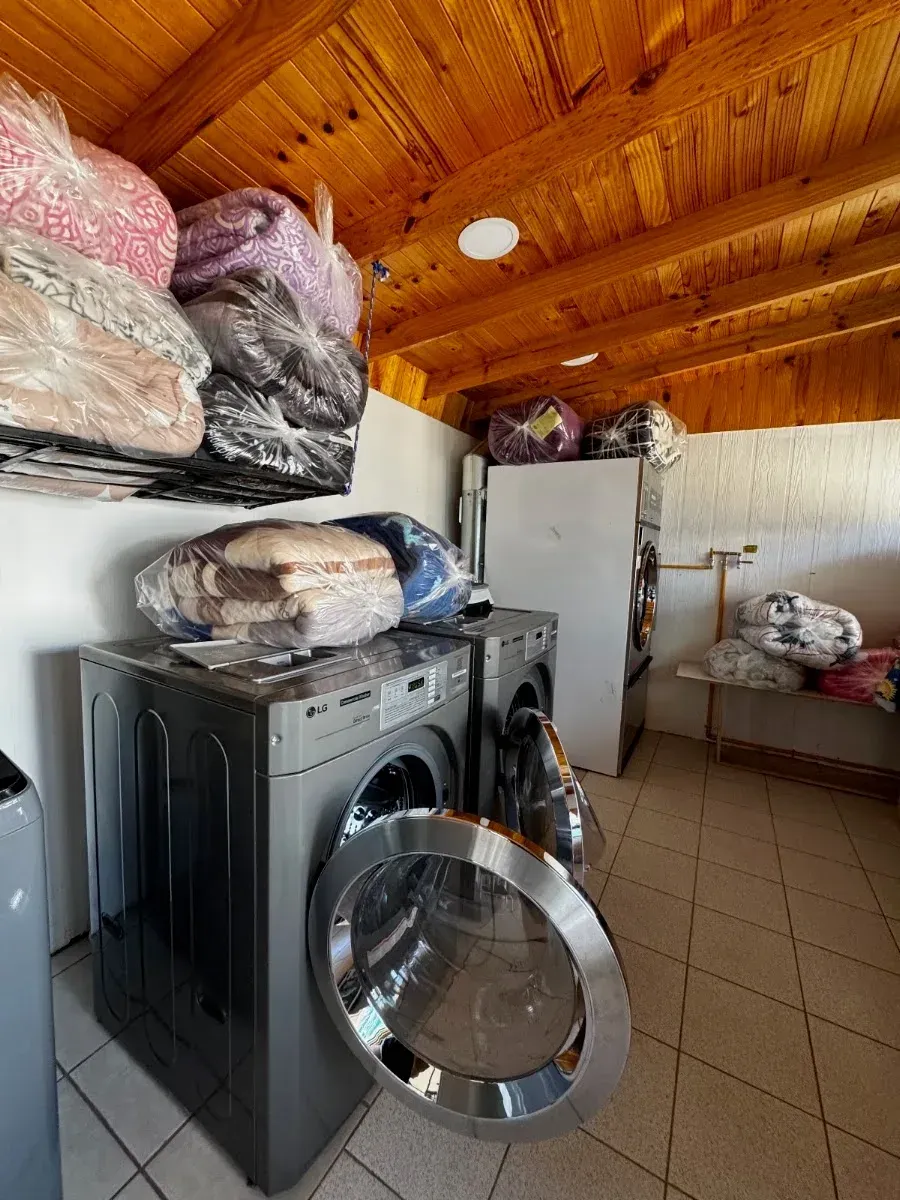 Bolsas con cobertores y ropa de cama lista en la lavandería