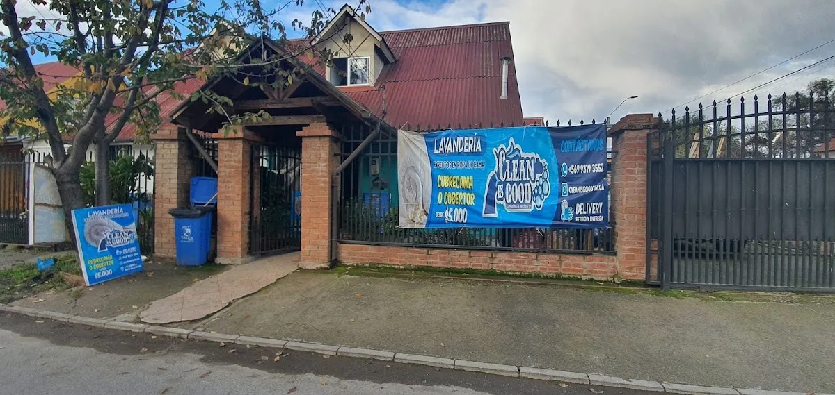 Fachada de la lavandería en 4 y Media Oriente, Talca, con el letrero Clean is Good