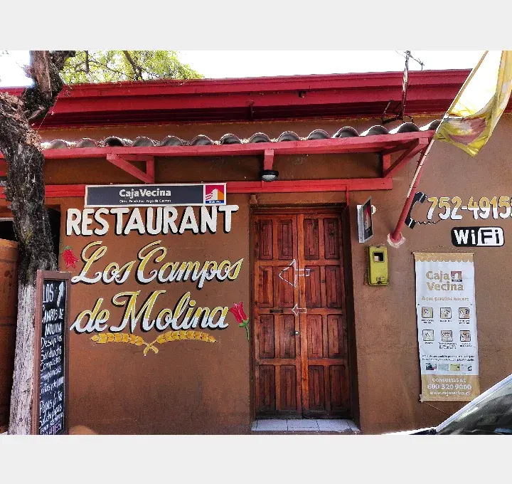 Fachada del Restaurant Los Campos de Molina, con su letrero pintado a mano