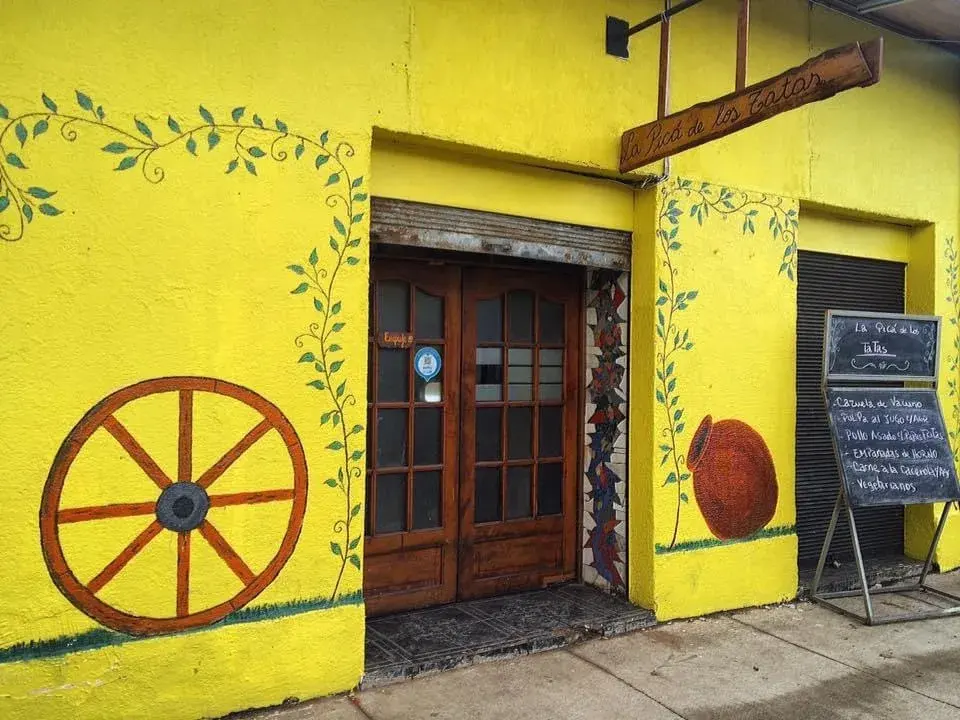 Comedor de Los Campos de Molina, con su muro amarillo pintado