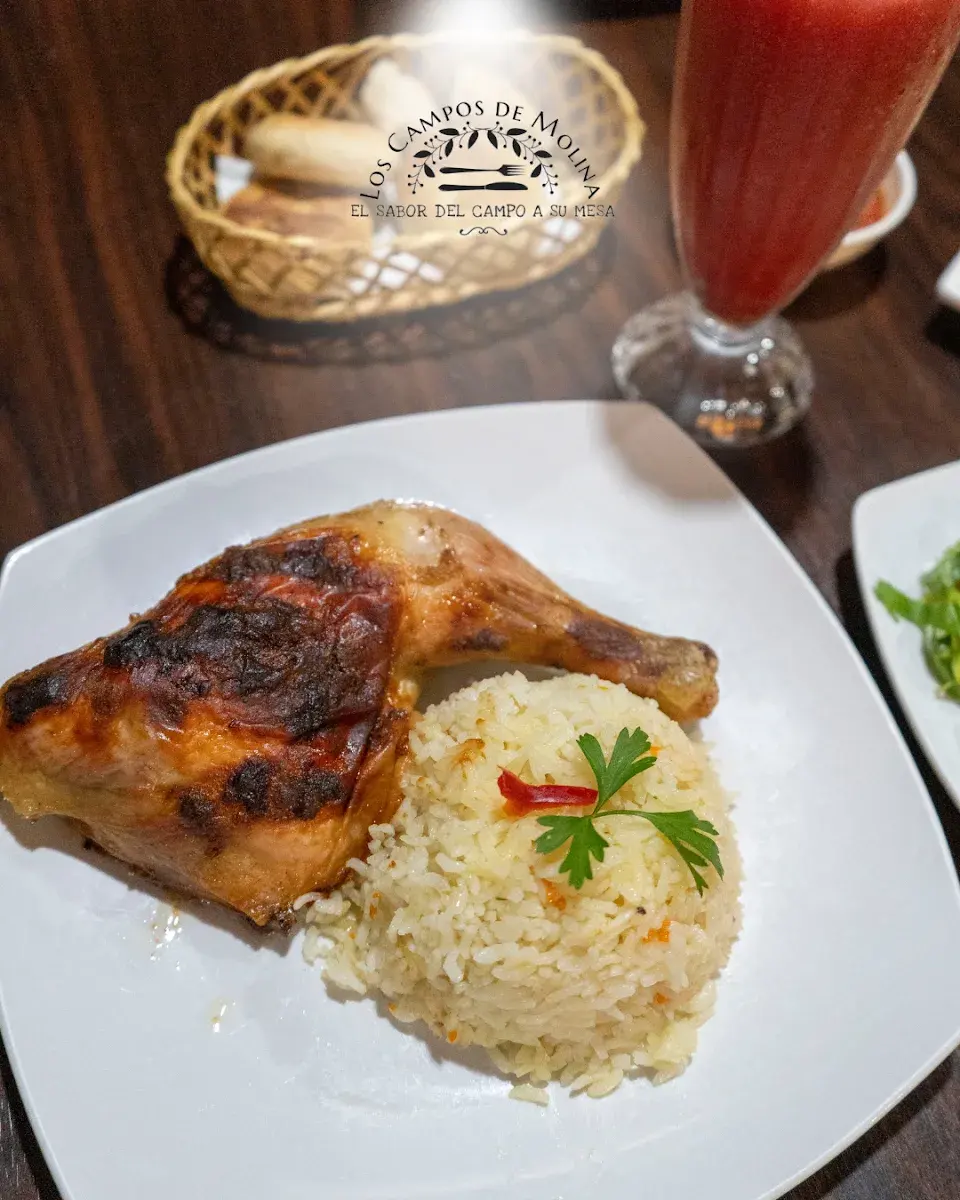 Pollo asado con arroz servido en el restaurante