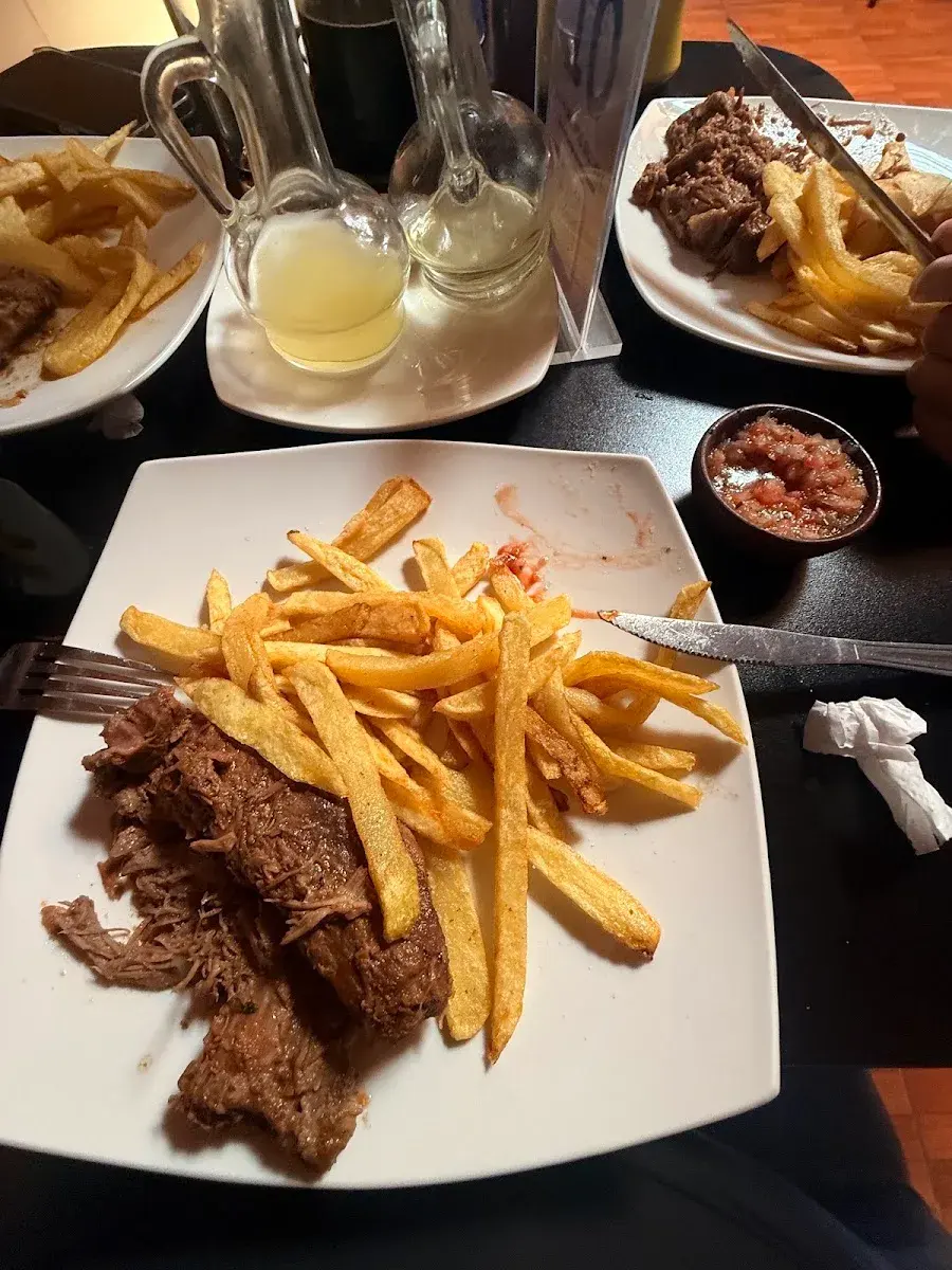 Chuleta con papas fritas servida en fuente, en Los Campos de Molina