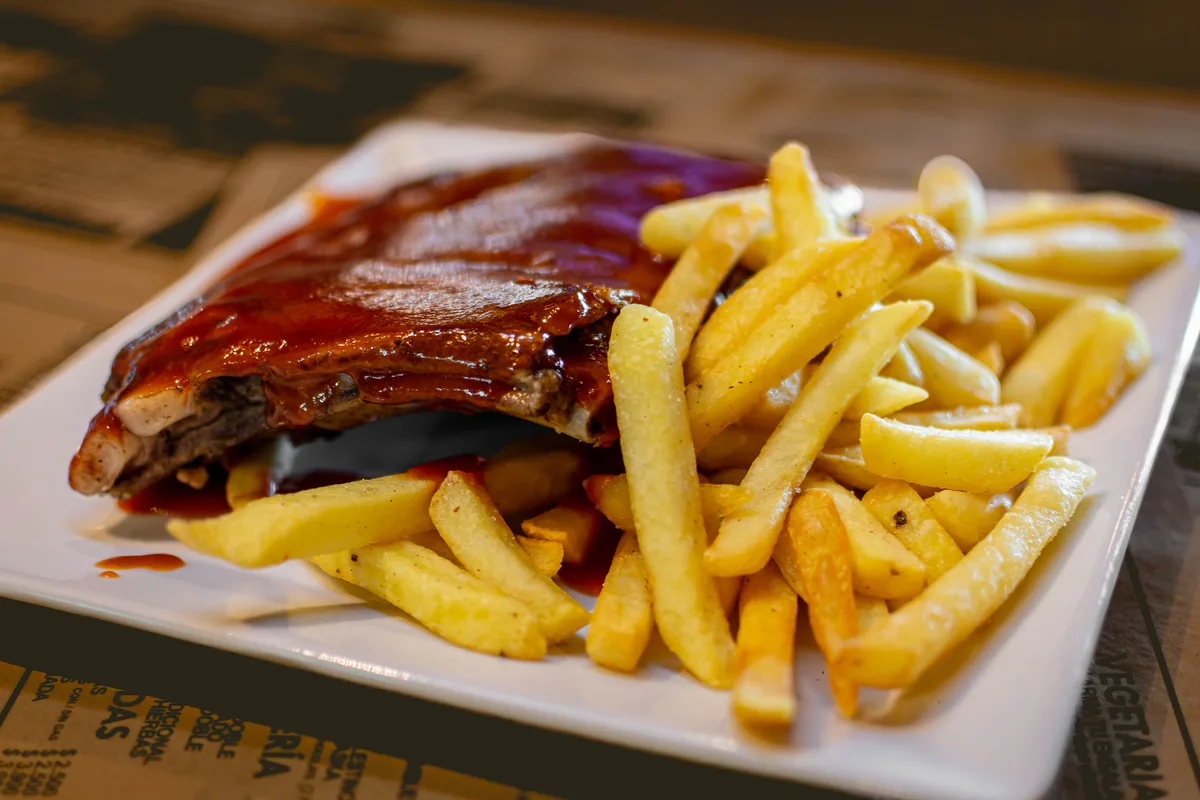 Costillar BBQ con salsa y papas