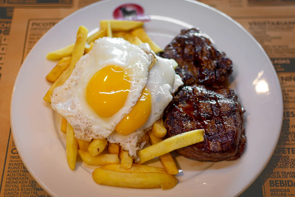 Lomo a lo pobre con papas fritas y huevo