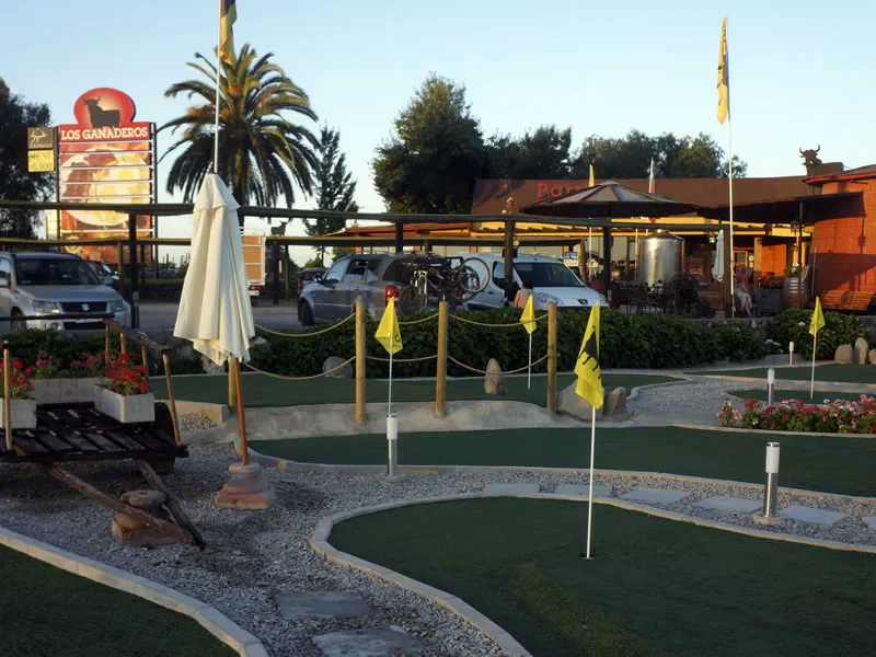 Cancha de mini golf de Los Ganaderos entre los jardines