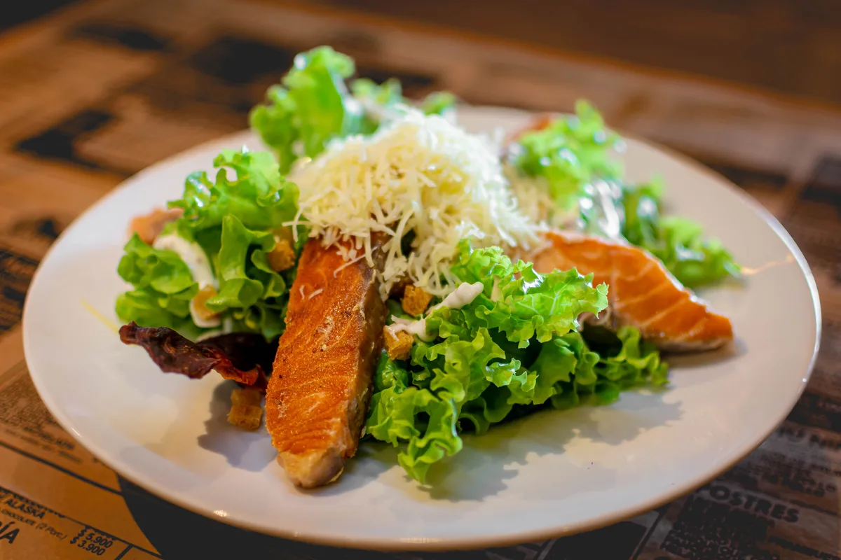 Plato de salmón con guarnición