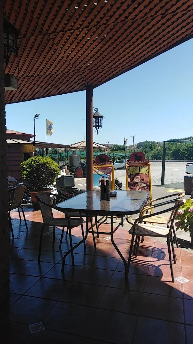 Terraza con mesas y carpas del restaurante