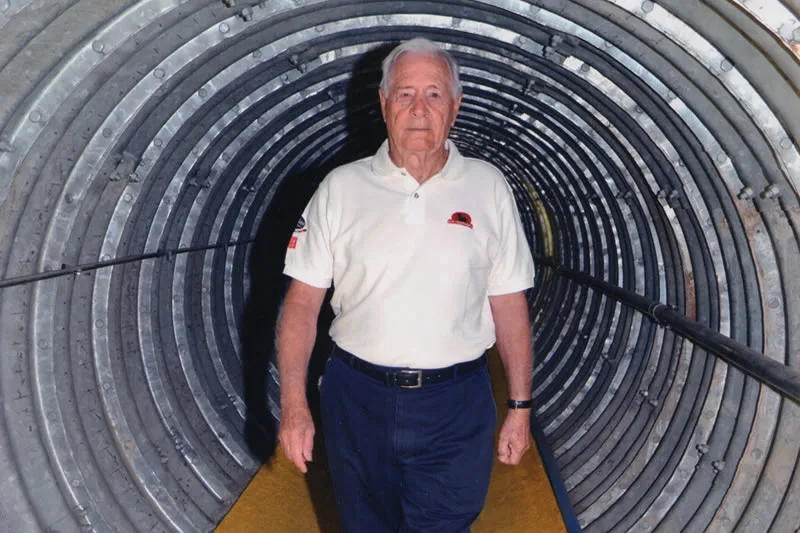 El túnel peatonal iluminado que cruza bajo la Ruta 5 uniendo los dos locales