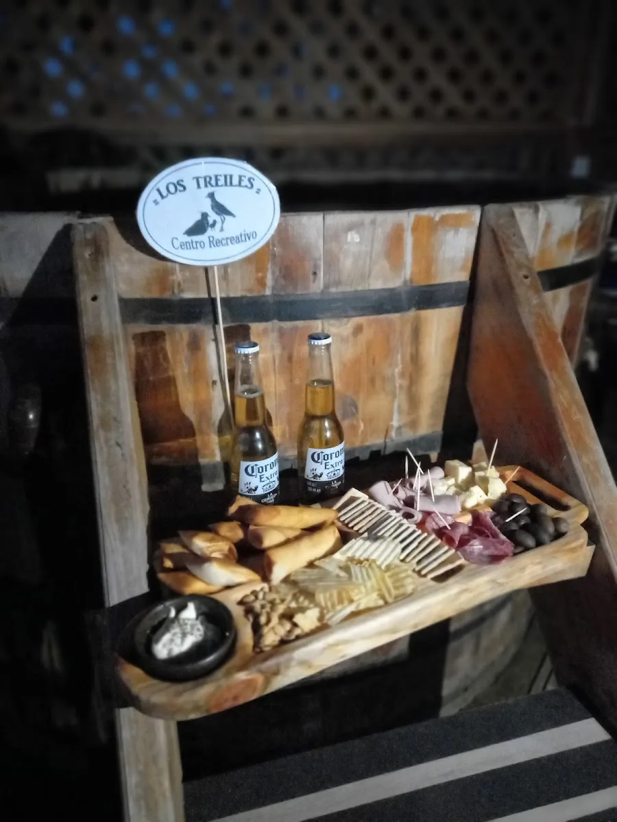 Canasta de bienvenida de Los Treiles con su letrero de madera