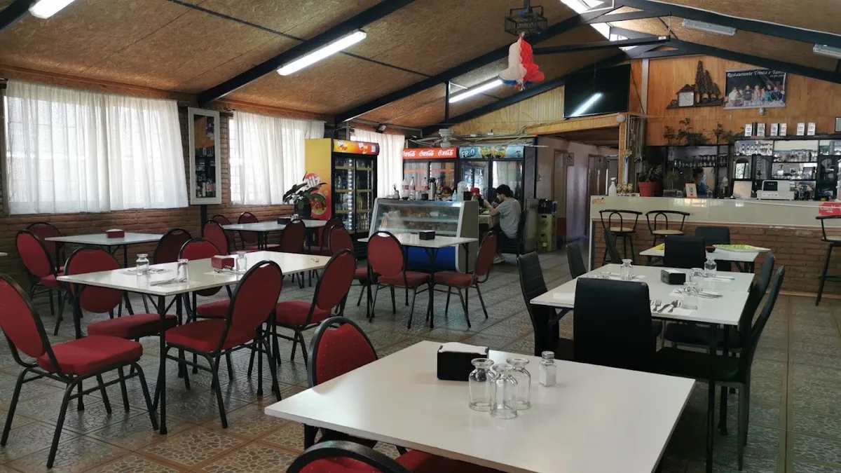 Interior amplio del restaurant Los Treinta Y Tantos con mesas preparadas