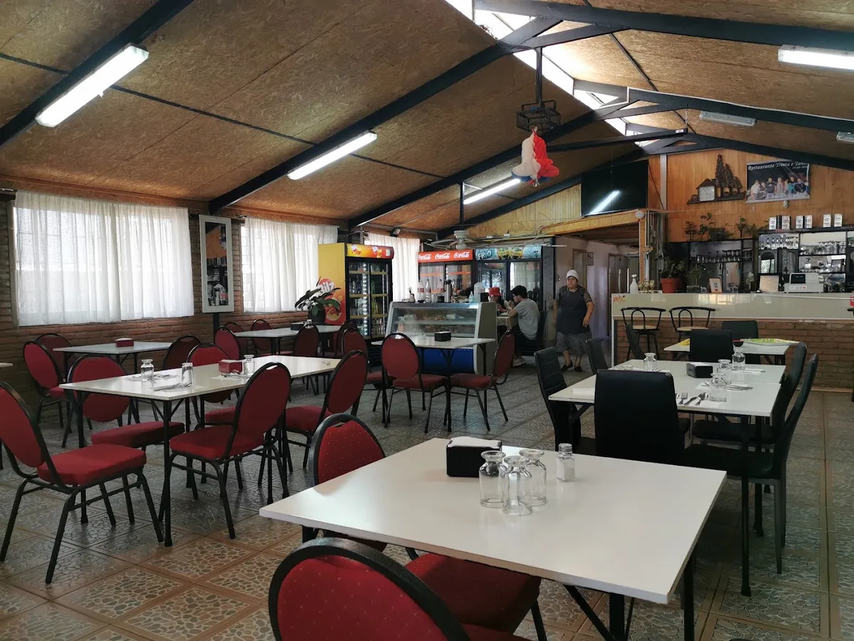 Comedor de Los Treinta Y Tantos: mesas con sillas rojas y techo de madera, Maule