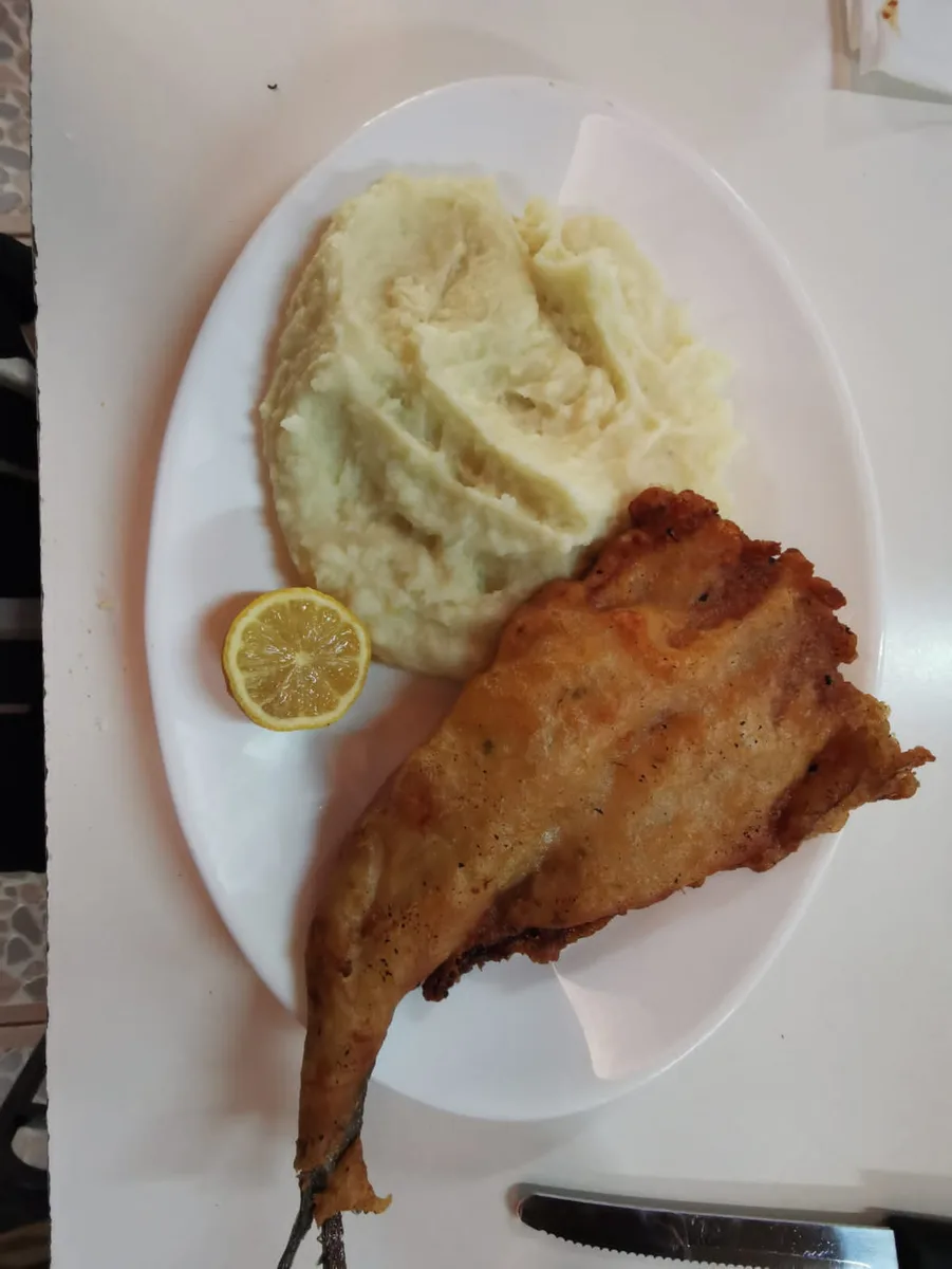 Pescado frito con puré casero y limón, Los Treinta Y Tantos