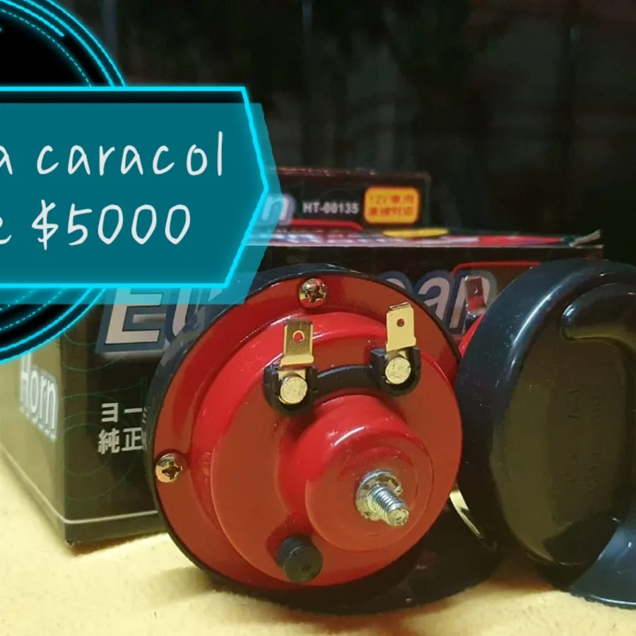 Bocina caracol doble roja junto a su empaque