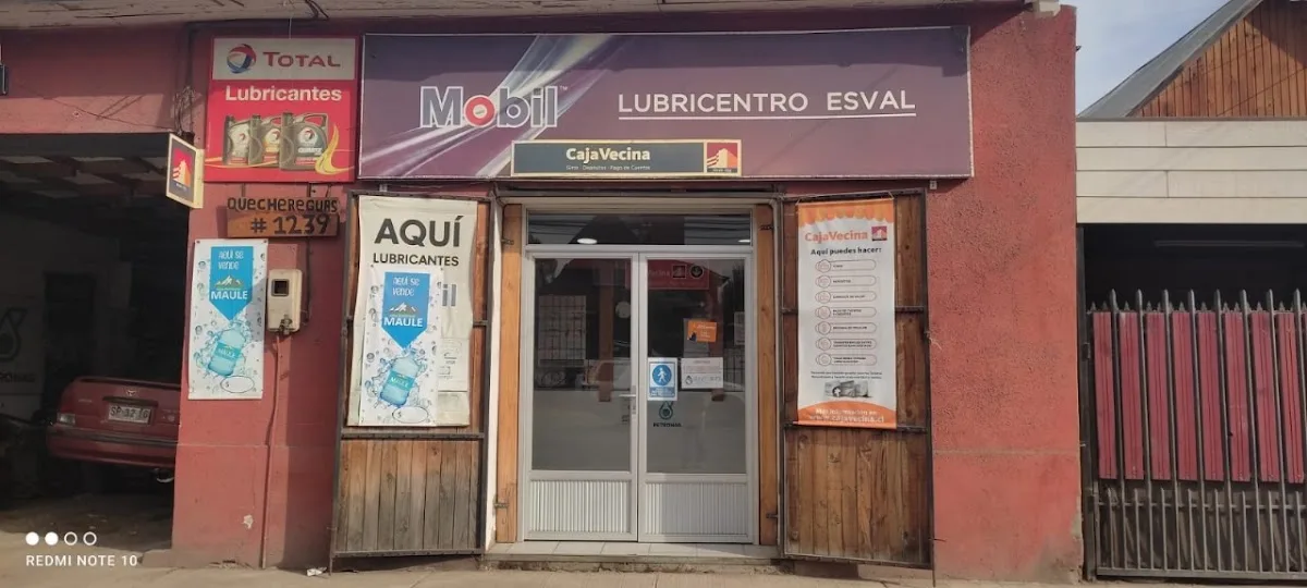 Fachada del Lubricentro Esval en Quechereguas: letrero Mobil y puerta de vidrio