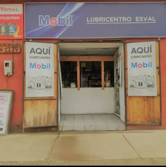 Puerta del local con avisos de lubricantes Mobil