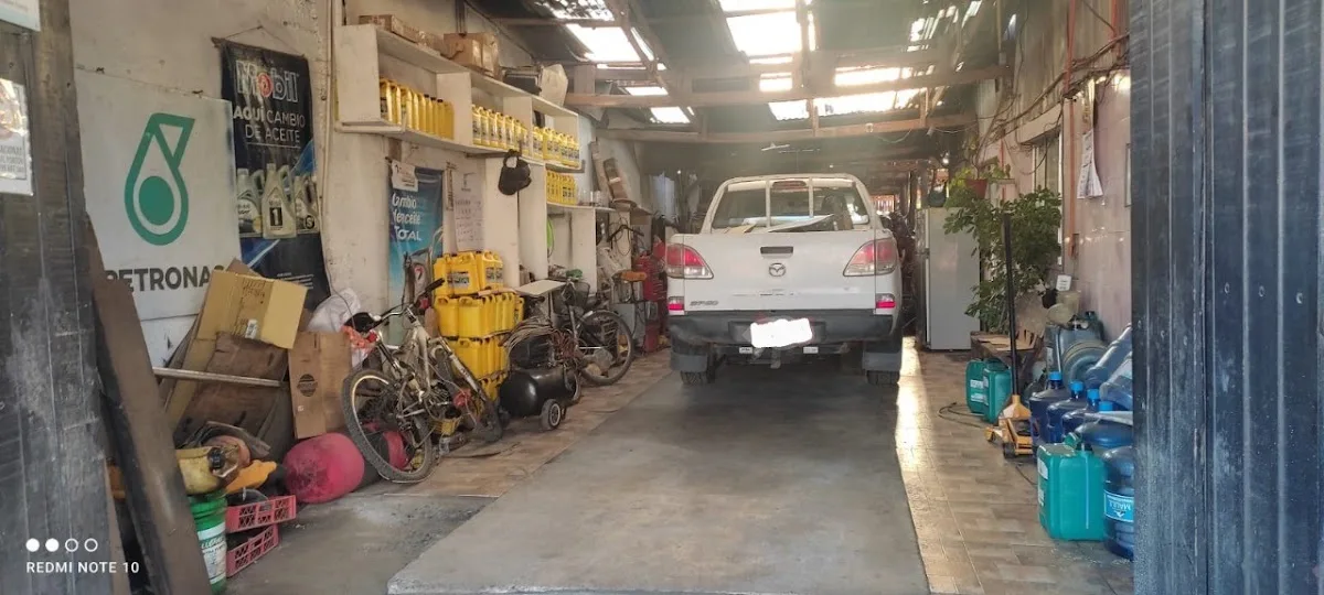 Interior del taller de Ingeniería Esval con camioneta en el pórtico de trabajo