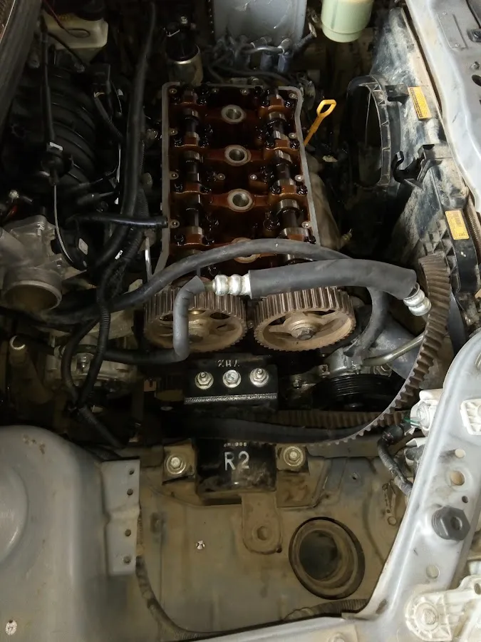 Motor en reparación dentro del taller