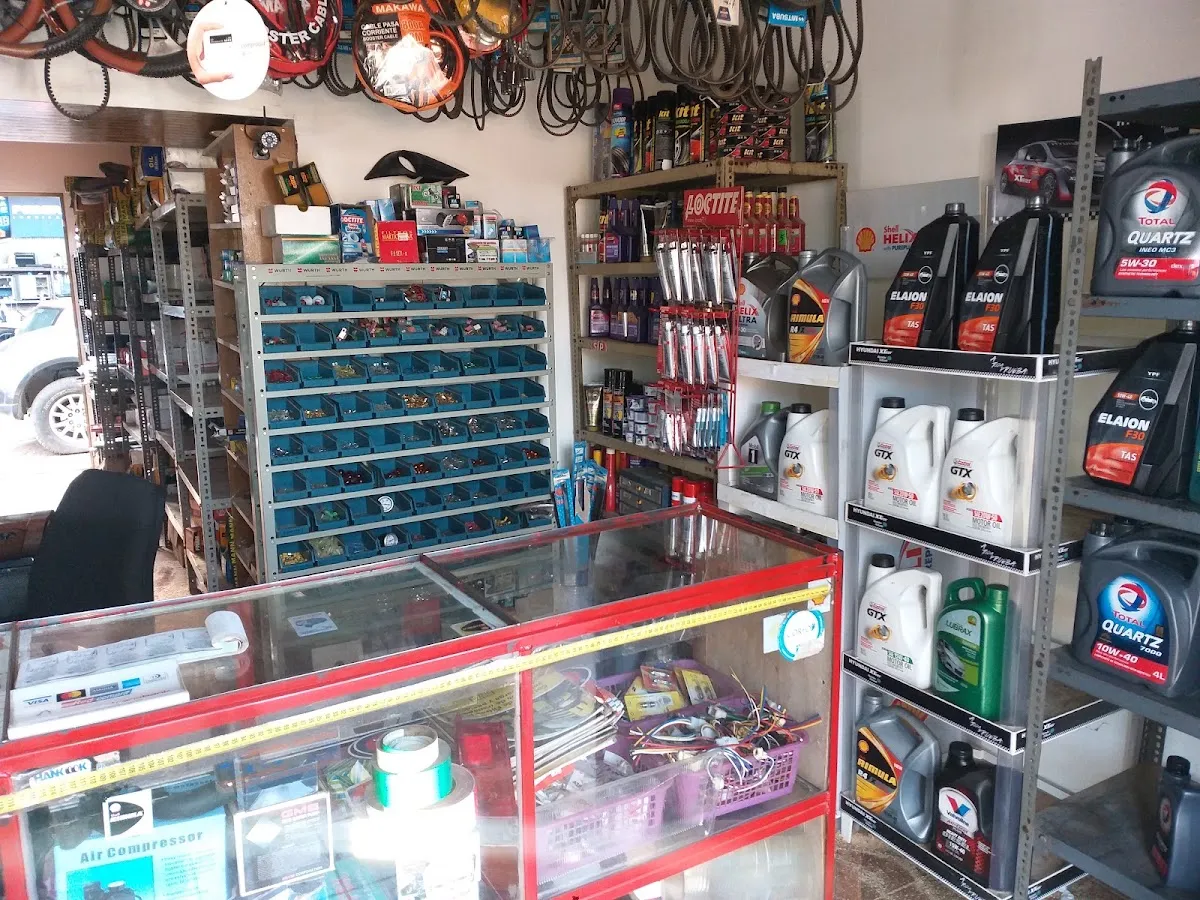 Interior del Lubricentro Huamachuco con repisas de aceites